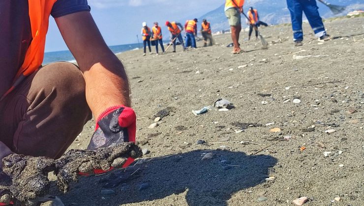 Samandağ’da petrol temizliği çalışmaları 18 gündür sürüyor