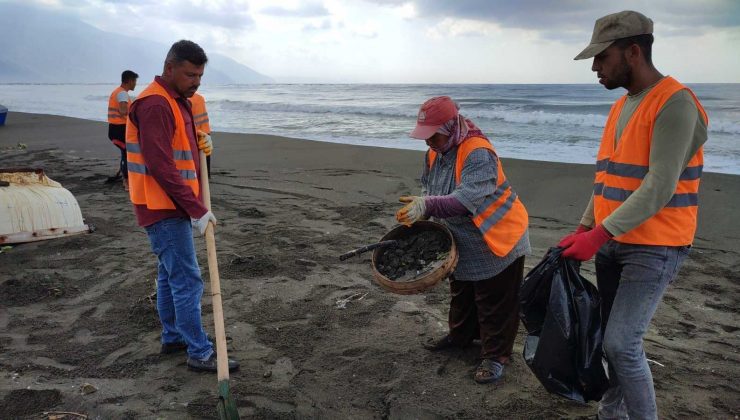 Samandağ’da petrol temizlik çalışmaları devam ediyor