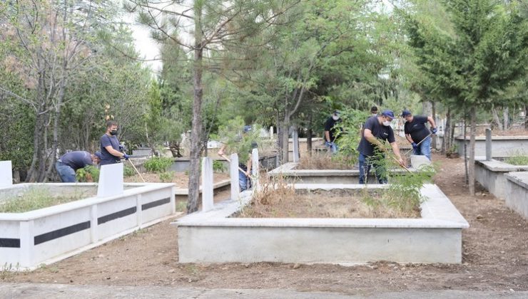 Sandıklı’da mezarlıklarda bakım ve çevre düzenlemesi çalışması yapıldı