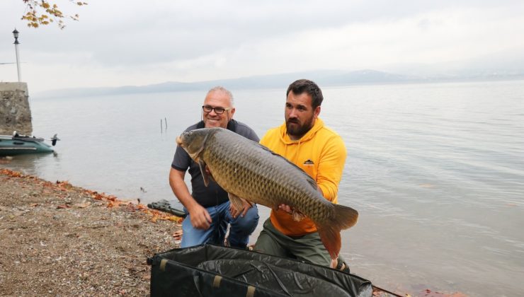 Sapanca Gölü’nde 23 kiloluk sazan yakaladı