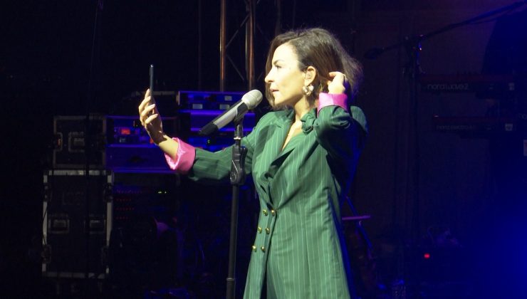 Şarkıcı Fatma Turgut küs olan sevgilileri böyle barıştırmaya çalıştı