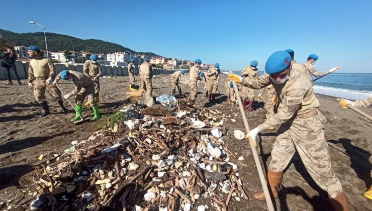 Sahilin temizliğine Mehmetçik el attı