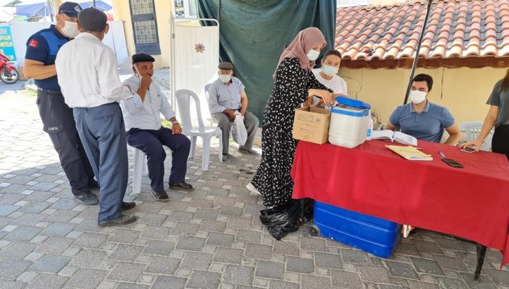 Selendi’de gece gündüz aşılama çalışmaları sürüyor