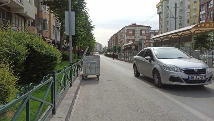 Şeridin yarısını kaplayan çöp konteynerleri trafiği olumsuz etkiliyor