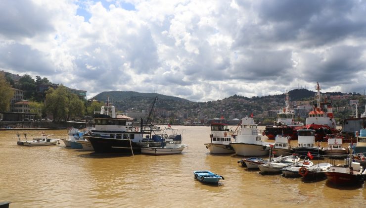 Şiddetli yağmur sonrası liman sarıya boyandı