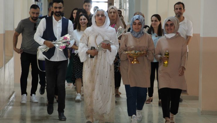 Şırnak’a atanan öğretmenler çiçekle karşılandı