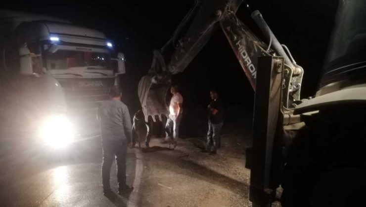 Şırnak’ta kömür yüklü kamyon yoldan çıktı