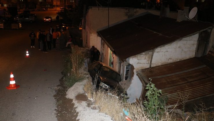 Sivas’ta araç evin bahçesine uçtu: 3 yaralı