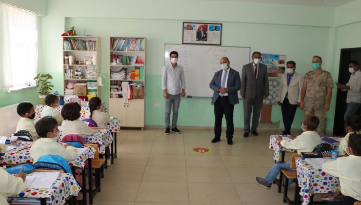 Sur İlçe Kaymakamı Çiftçi, kırsal mahallerde öğrencilerle bir araya geldi