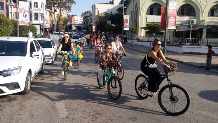 Süslü Kadınlar trafikte bisiklet farkındalığı için pedal çevirdi