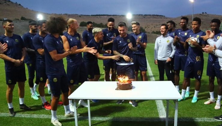 Takım arkadaşlarından Adem Büyük’e doğum günü kutlaması