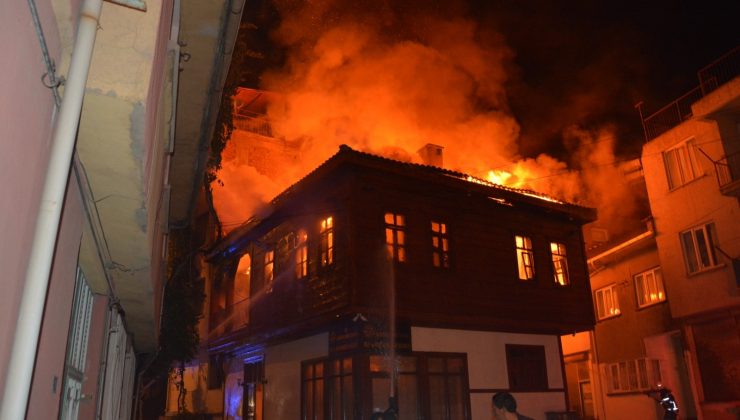 Tarihi ahşap konaktaki yangın 4 saatin sonunda söndürüldü