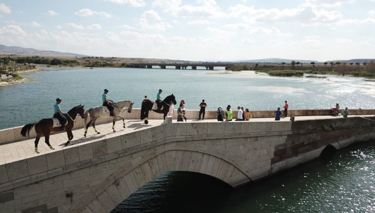 Tarihi Çeşnigir Köprüsü ve mesire alanlarında güvenliği atlı birlikler sağlıyor