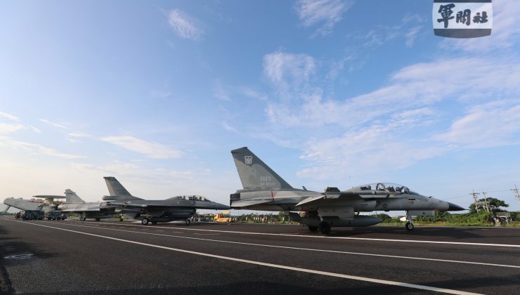 Tayvan savaş uçakları otoyola kurulan geçici piste iniş yaptı