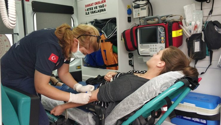 Tedaviye giderken hastaneye 100 metre kala kazada yaralandı