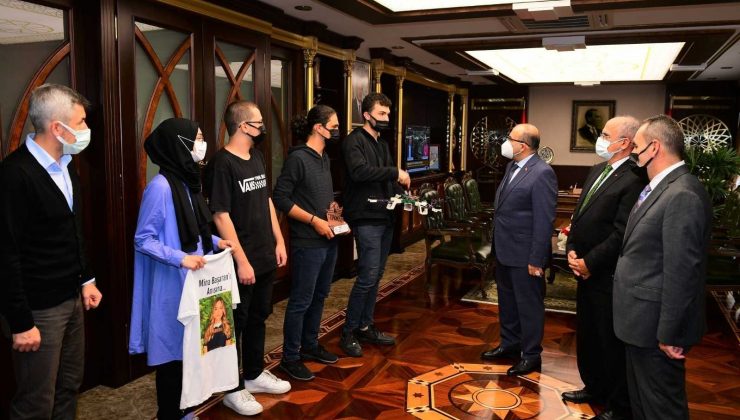 TEKNOFEST 2021 Savaşan İHA Döner Kanat Kategorisi’nde Türkiye birincisi olan öğrencileri makamında kabul etti