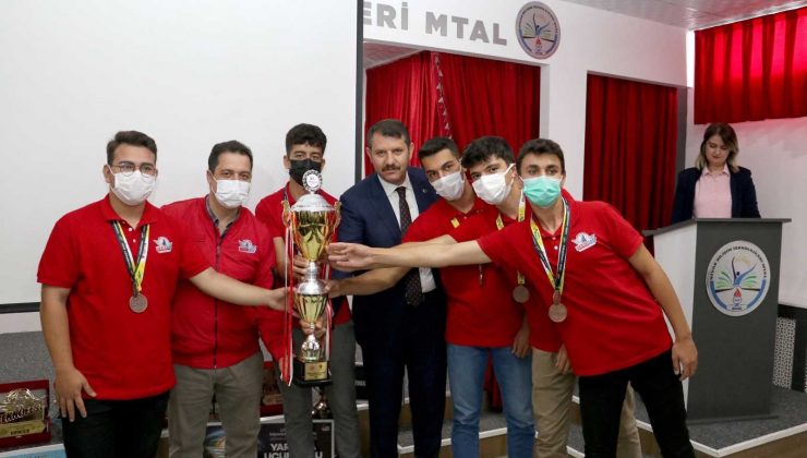 TEKNOFEST’e damga vuran öğrencilere ödül