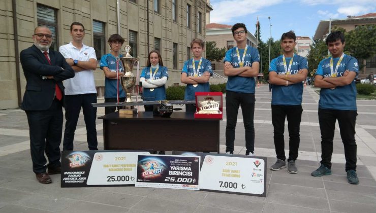 TEKNOFEST’te dereceye giren öğrenciler tasarımlarını sergiledi