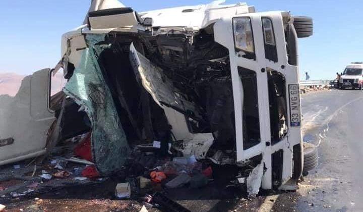 Tendürek Geçidi’nde tır şarampole yuvarlandı: 2 ölü