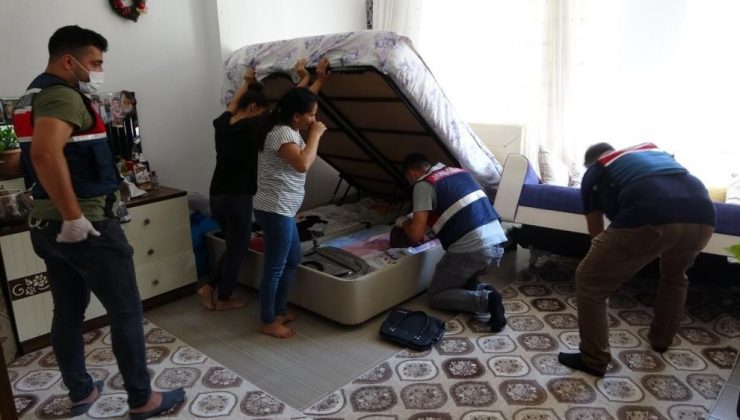 Teslim edeceği silahlarla parkta yakalandı