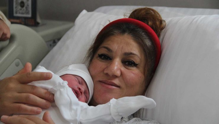 Trafikte doğum sancısı tutan kadını hastaneye polis yetiştirdi