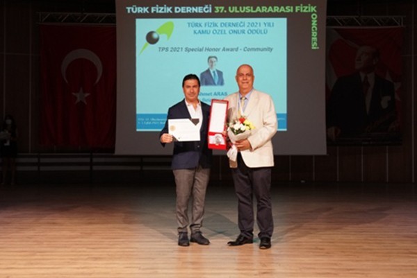 Türk Fizik Derneği’nden Başkan Aras’a onur ödülü
