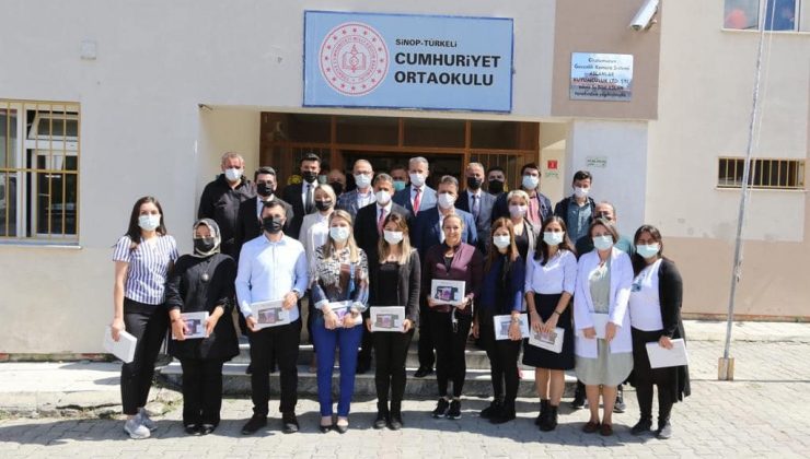 Türkeli ve Ayancık’ta öğrencilere tablet dağıtıldı