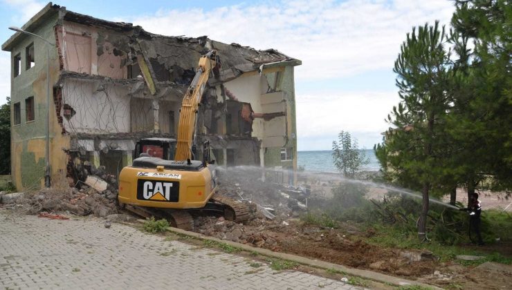 Türkeli’de eski halk eğitim binasının yıkımına başlandı