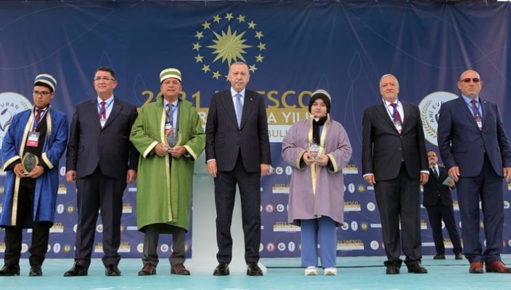 Türkiye’de 2021 yılının çırağı seçilen Trabzonlu Yaprak ödülünü Erdoğan’ın elinden aldı