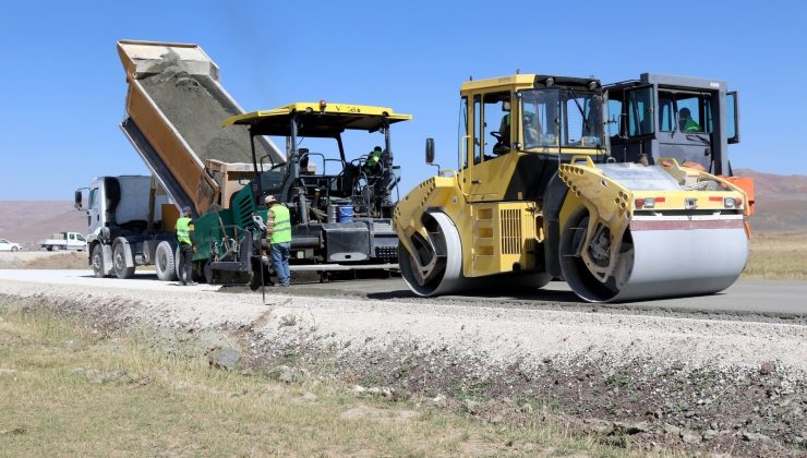 Türkiye’nin en soğuk ilçesinde beton yol çalışması