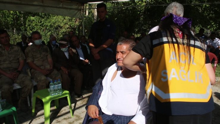 Türkücü Aydın Aydın aşıya dikkat çekmek için düğünün ortasında aşı oldu