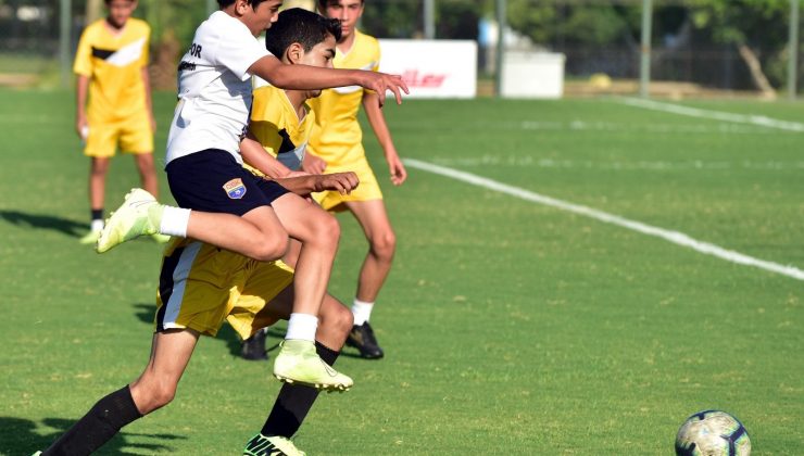 U14 Futbol Turnuvası’nda Zafer Kupası Özer Spor’un
