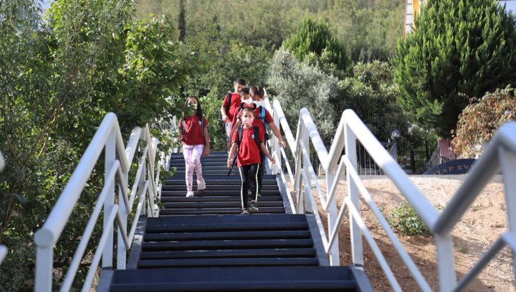 Ulaşım sorunu yaşanan iki sokak merdivenle birleştirildi