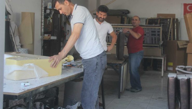 Üniversite öğrencilerinin gelmesiyle ikinci el eşya satıcıların yüzü güldü