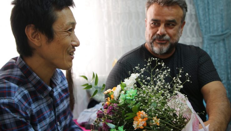 Ünlü sanatçı Bülent Serttaş, Elazığlı ailenin evinde misafir ettiği Japon turisti ziyaret etti