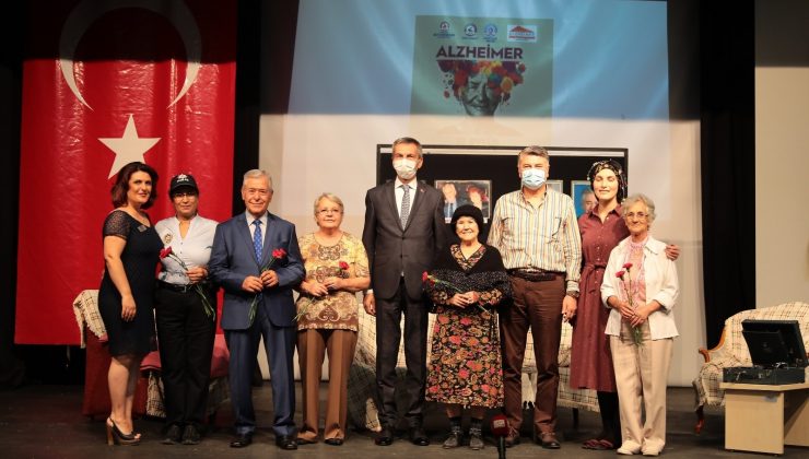 Unutanlar için sahne aldılar