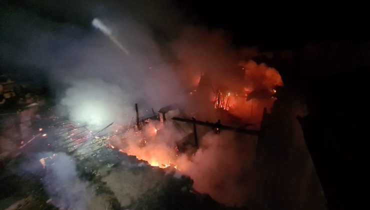 Uşak’ta 3 ev ve 1 iş yeri yanarak kül oldu