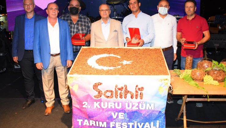 Üzümler yarıştı, sahipleri altın kazandı