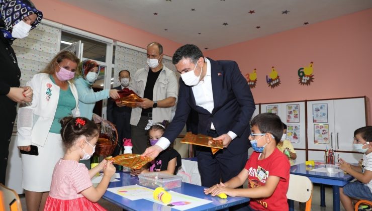 Vali Atay minik öğrencilerin heyecanına ortak oldu
