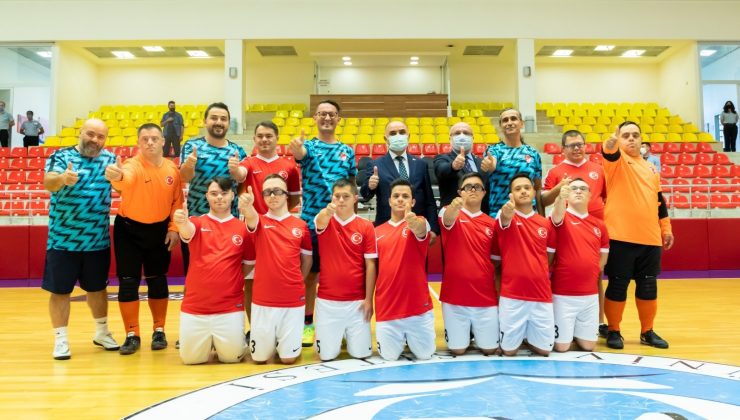 Vali Günaydın, Down Sendromlular Futsal Milli Takımının Antrenmanını İzledi