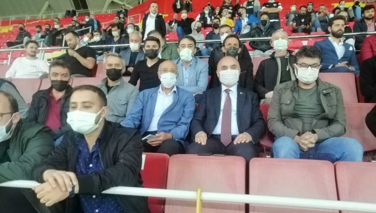 Vali Günaydın maçı Gazilerle birlikte izledi