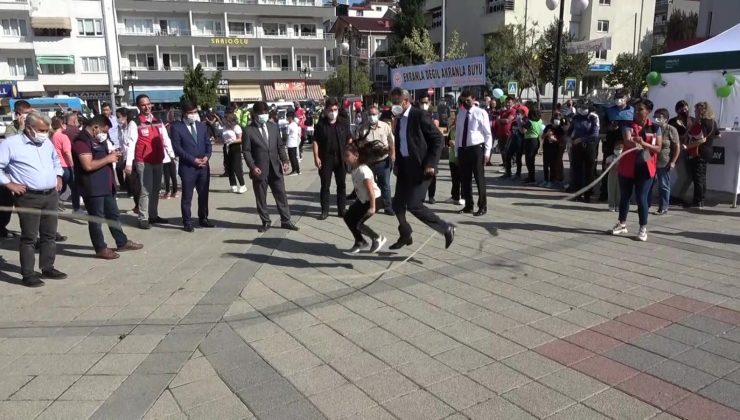 Vali Karaömeroğlu çocuklarla ip atladı, halat çekti, yakar top oynadı