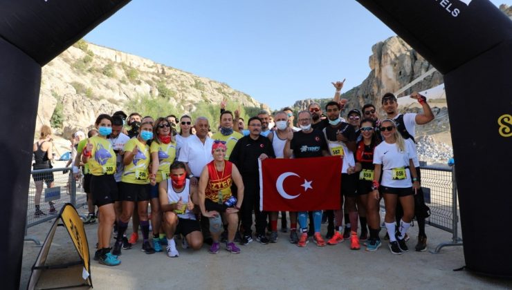 Vali koşuda soluk soluğa kalınca bitiş noktasında espriyi patlattı