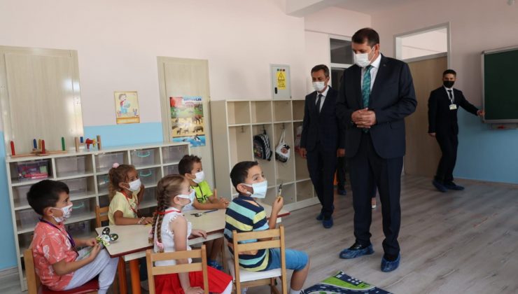 Vali minik öğrencilerin heyecanına ortak oldu