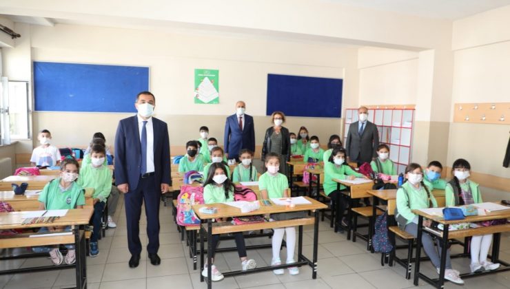 Vali Öksüz, okullarda incelemelerde bulundu