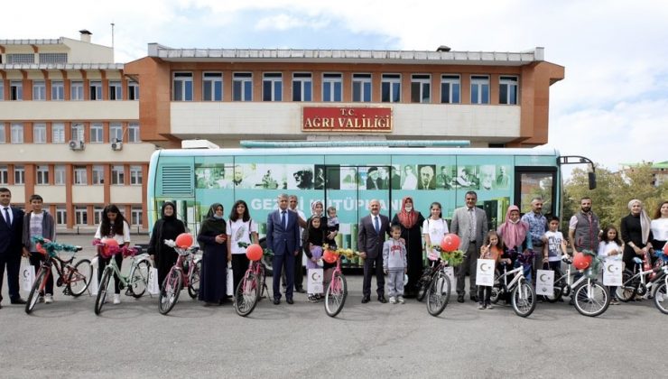 Vali Varol, kitap okuma yarışmasında dereceye giren öğrencilerle bir araya geldi