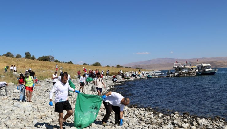 Van Büyükşehir’in destekleriyle sahil temizliği yapıldı