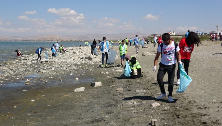 Van Gölü kıyıları çöpten arındırıldı