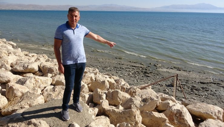 Van Gölü’nde su çekilince ölçü direği karada kaldı