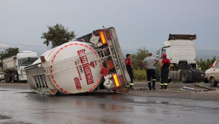 Kontrolden çıkan yakıt tankeri devrildi